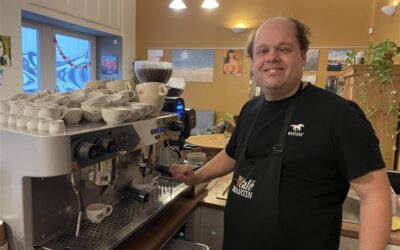 Příprava na nový den v kavárně